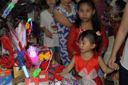 Tưng bừng xóm đạo trong đêm Noel ảnh 4